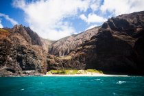 Na Pali Cliffs see from the Pacific Ocean, Kauai, Hawaii — стокове фото