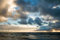 Wunderschöne Sonnenuntergangswolken über dem Pazifik, Kauai, Hawaii — Stockfoto