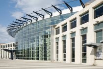 Fachada de vidro no edifício com exterior curvo e cabine de bilhetes — Fotografia de Stock