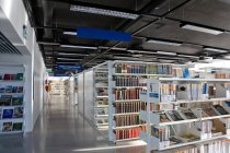 Öffentliche Bibliothek, moderner Innenraum mit Bücherregalen — Stockfoto