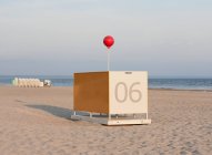 Stazione numero sei sulla spiaggia di sabbia — Foto stock