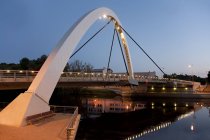 Pont et arche estoniennes au crépuscule — Photo de stock