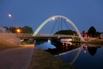 Эстонский мост и арка в сумерках — стоковое фото