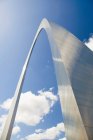 Gateway Arch against blue sky, low angle view — Stock Photo