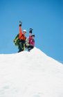 Couple waving on snowy mountain, Everest, Khumbu region, Nepal — Stock Photo