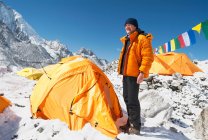 Человек, стоящий в палатке базового лагеря — стоковое фото