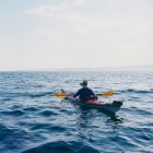 Homem caiaque no mar em Puget Sound ao entardecer — Fotografia de Stock