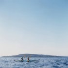 Hombre y mujer de mediana edad kayak de mar en aguas tranquilas - foto de stock