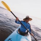 Hombre kayak de mar al atardecer - foto de stock
