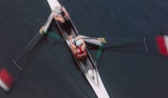 Vista aérea de dos personas remando en un scull, un par en un barco - foto de stock