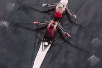 Vue aérienne d'une paire à double aviron ramant ensemble, deux personnes. — Photo de stock