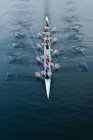 Visão aérea de uma tripulação em um barco de oitos remando em um lago — Fotografia de Stock