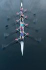 Veduta aerea di un equipaggio in una barca a remi di otto su un lago — Foto stock