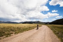 Доросла жінка на гірському велосипеді — стокове фото