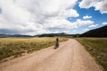 Mulher adulta na bicicleta de montanha — Fotografia de Stock