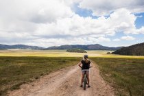 Donna adulta in mountain bike — Foto stock