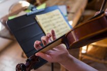 Close up de mãos tocando violino — Fotografia de Stock