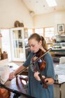 Teenage girl playing her violin at home — Stock Photo