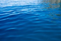 Dettaglio di acqua calma di un lago d'acqua dolce — Foto stock