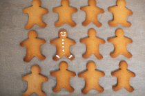 Alto ângulo de perto de Gingerbread Men em uma bandeja de cozimento. — Fotografia de Stock