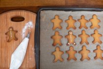 Alto ângulo de perto de Gingerbread Men em uma bandeja de cozimento. — Fotografia de Stock
