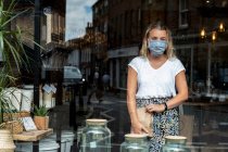 Woman wearing face mask shopping in waste-free local store — Stock Photo