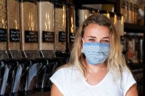 Donna che indossa maschera viso shopping nel negozio locale senza rifiuti — Foto stock