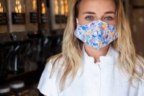 Frau mit Gesichtsmaske kauft in abfallfreiem Laden ein — Stockfoto