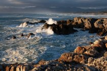 Blick auf die felsige Küste bei De Kelders, Südafrika. — Stockfoto