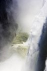 Blick aus der Vogelperspektive auf Wasser, das die Victoria Falls hinunterstürzt, Sambia. — Stockfoto