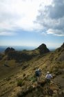 Senderistas mirando los picos de las montañas de Drakensberg - foto de stock