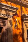 Close up di lampada e telaio di una porta di un edificio a Todos Santos, Messico. — Foto stock