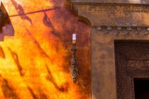 Close up di lampada e telaio di una porta di un edificio a Todos Santos, Messico. — Foto stock