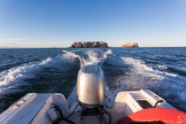 Vista desde el barco de motor a través del Mar de Cortes - foto de stock