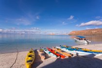 Bunte Kajaks am Strand, Isla Espiritu, Meer von Cortes — Stockfoto
