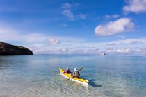 Pareja en un kayak, remando en el Mar de Cortes - foto de stock