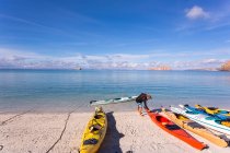 Coloridos kayaks en la playa, Isla Espiritu, Mar de Cortes - foto de stock
