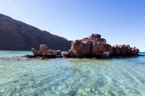 Petite île rocheuse dans la mer de Cortes — Photo de stock