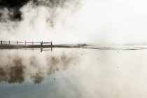 Piscinas térmicas com névoa subindo das piscinas de água aquecida — Fotografia de Stock