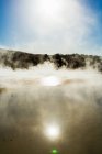 Piscinas termales con niebla que sube de las piscinas de agua climatizada - foto de stock
