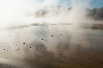 Thermalbecken mit Nebel, der aus den beheizten Wasserbecken aufsteigt — Stockfoto