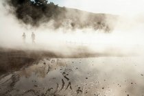 Теплові басейни з туманом, що піднімається з нагрітих водних басейнів — стокове фото