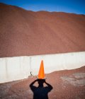 Cumulo di sabbia o ghiaia e ombra di una persona — Foto stock