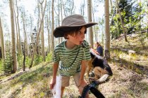 7-летний мальчик питьевая вода из гидратационного пакета в лесу Аспенских деревьев — стоковое фото