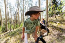 7-jähriger Junge trinkt Wasser aus Hydratationsrucksack im Wald von Aspen — Stockfoto