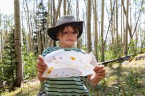 Семирічний хлопчик тримає карту скарбів у лісі Аспен. — стокове фото