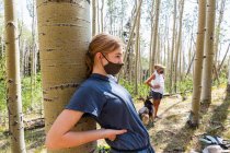 Ragazza adolescente che indossa maschera COVID-19 nella foresta di alberi di Aspen — Foto stock