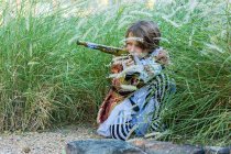 Мальчик, одетый как пират с длинным пистолетом. — стоковое фото