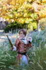 Niño vestido como un pirata sosteniendo pistola larga. - foto de stock