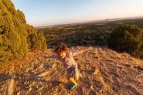 Menino correndo em Galisteo Basin, Santa Fe, NM. — Fotografia de Stock